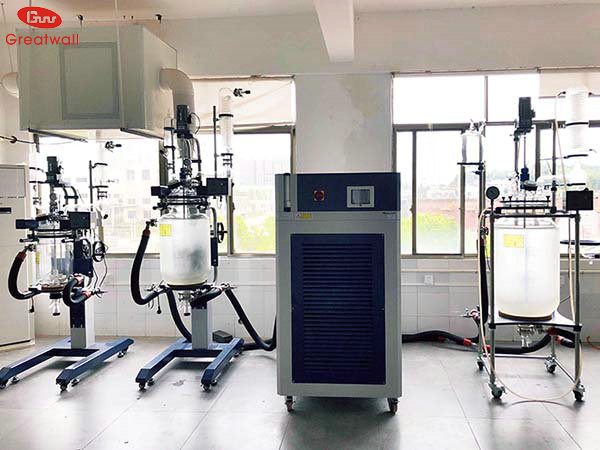 玻璃反應釜配套高低溫一體機日常使用